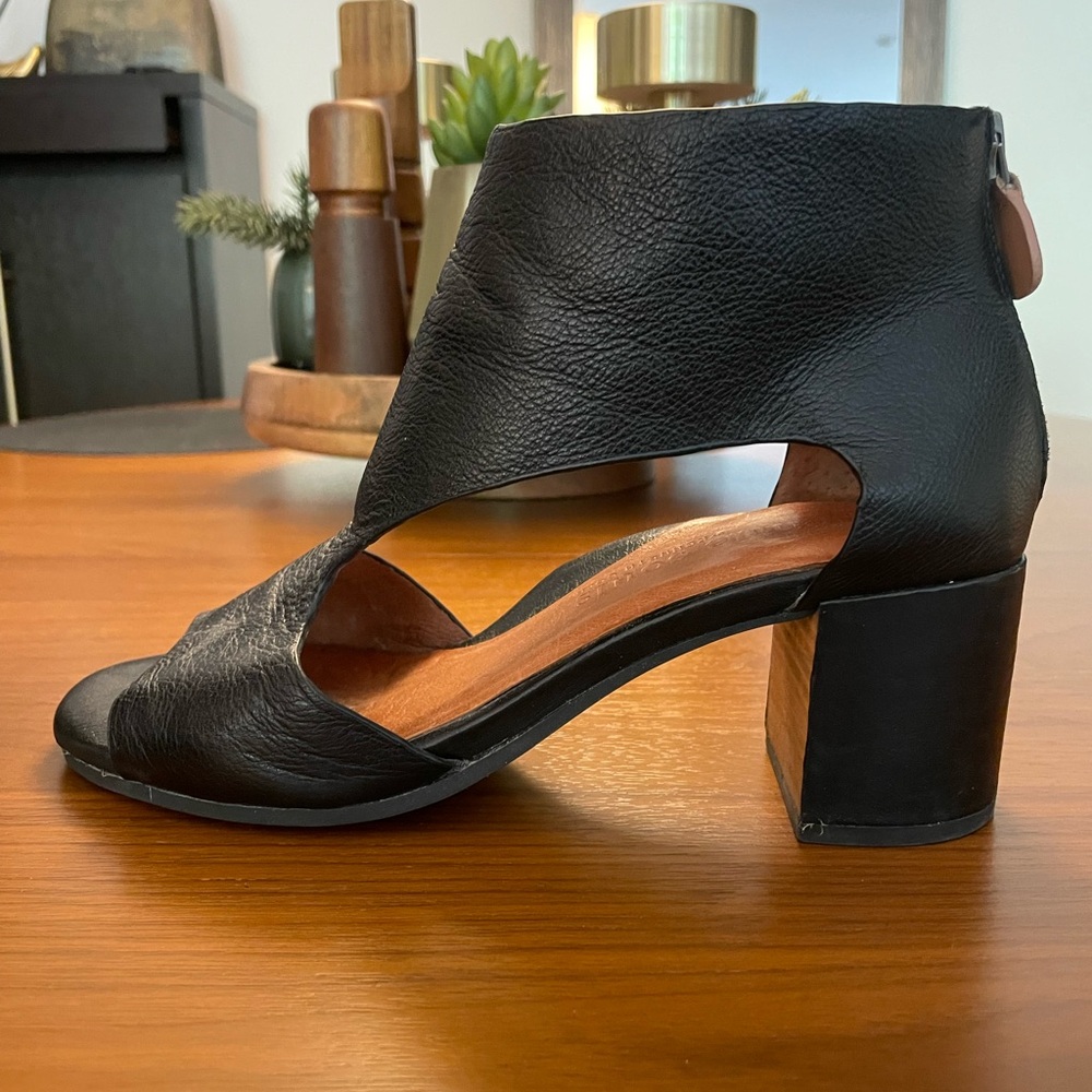 Gentle souls heeled sandal by Kenneth Cole size 8, black leather